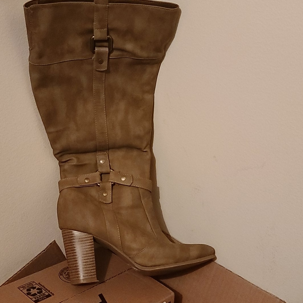 Boots - Picture 4 of 6